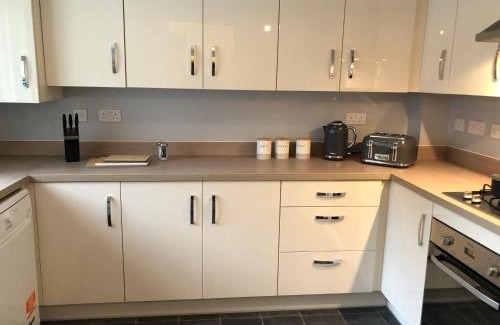 Brierley Hill Haus | Hill House - 5 Mins Merry Hill - Perfect for Contractors & Families