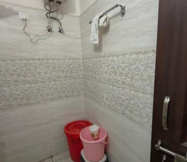 Sukha Wohnung | Hillside Haven near Kainchi Dham