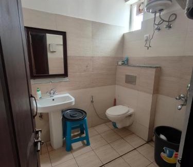 Sukha Wohnung | Hillside Haven near Kainchi Dham
