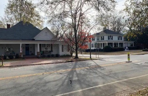 Covington Haus | Hillside Hideaway -Private- .8 to Covington square