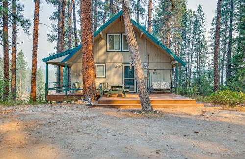 Garden Valley Haus | Hillside Hideaway Warm and Cozy Terrace Lakes Cabin