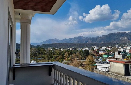Bullawala Wohnung | Hillside nest 2 BHK apartment with a hill and mussoorie view.