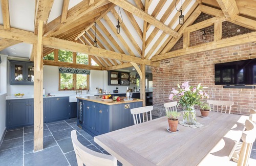 Wimborne Hütte | Hilltop Cottage - a thatched cottage that sleeps up to 4 guests in 2 bedrooms