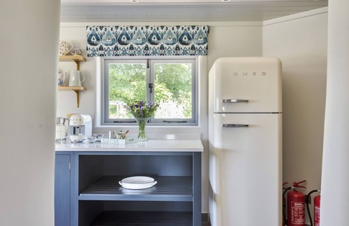 Wimborne Hütte | Hilltop Cottage - a thatched cottage that sleeps up to 4 guests in 2 bedrooms