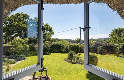 Wimborne Hütte | Hilltop Cottage - a thatched cottage that sleeps up to 4 guests in 2 bedrooms