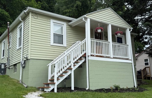 Bradley Haus | Hilltop Hideaway-charming 2 bedroom home, family friendly, WiFi , AC ,