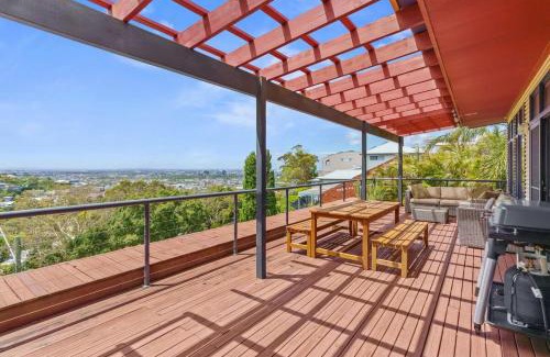 Merewether Haus | Hilltop Hideaway Family Escape