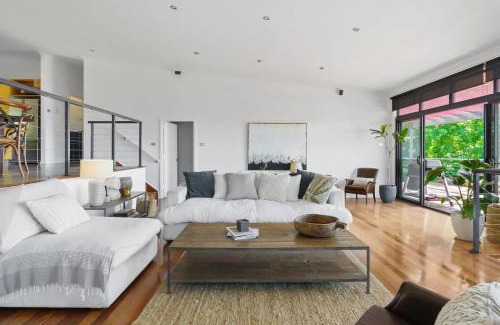 Merewether Haus | Hilltop Hideaway Family Escape