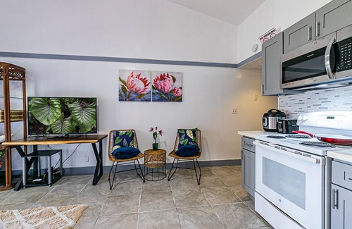 Hilo Wohnung | Hilo Studio with pool and balcony 5 minutes from airport