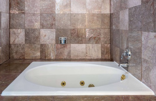 Alexandria West Hotel | Hilton Alexandria Mark Center