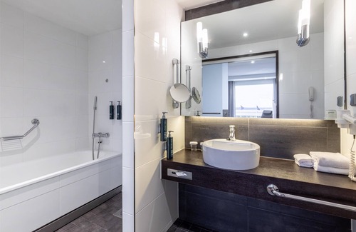 Lantinen District Hotel | Hilton Helsinki Kalastajatorppa