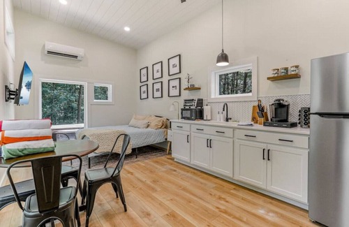 Logan Kabine | Hiltop Haven: The Nook