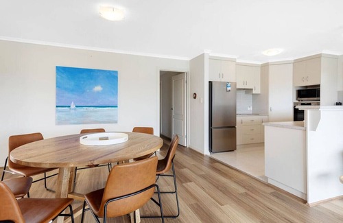 Nangkita Haus | Hindmarsh Island - Pelicans on Parade