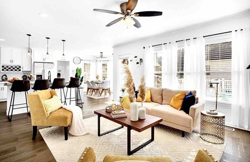 Lawrenceville Haus | Hip & Cozy Getaway - 5 mins to DT Lawrenceville!