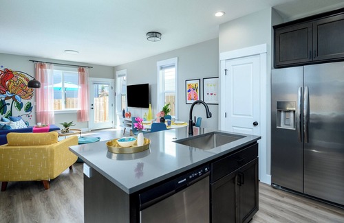 Carlton Haus | Hip-Downtown Carlton Townhouse #2, Steps to Tasting, Hot-Tub, BBQ, Dog-Friendly