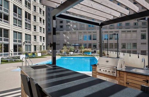 Rush and Division Wohnung | Hip River North 1BR w/ Gym, W/D, near Magnificent Mile, by Blueground