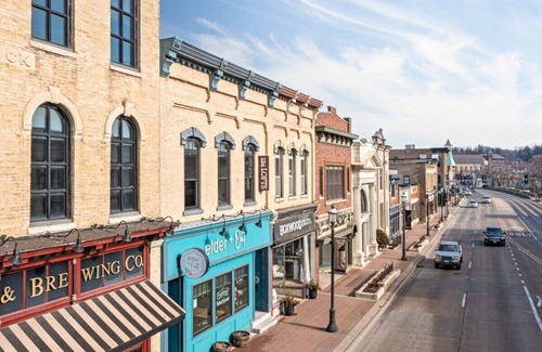 West Dundee Wohnung | Hip Urban Loft-Small Town Charm - 124 LOFTS #1