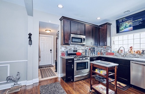 Hermosa Haus | Atemberaubende Logan Square Bereich Bungalow! Ein seltenes Einfamilienhaus in Chicago