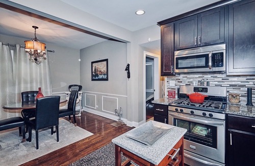 Hermosa Haus | Atemberaubende Logan Square Bereich Bungalow! Ein seltenes Einfamilienhaus in Chicago