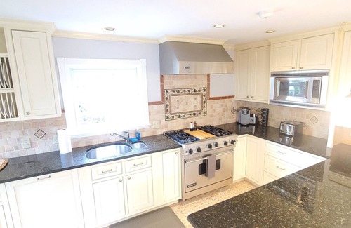 Top of the Hill Wohnung | Historic 3 bed with roof deck