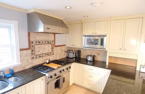 Top of the Hill Wohnung | Historic 3 bed with roof deck