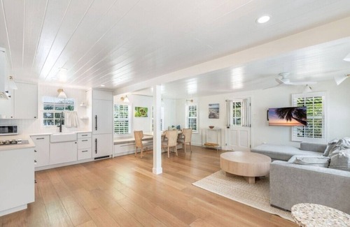 West Bay Hütte | Historic Boggy Sand Wood Cottage with Pool & Private Seven Mile Beach Access
