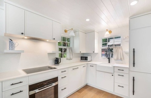 West Bay Hütte | Historic Boggy Sand Wood Cottage with Pool & Private Seven Mile Beach Access
