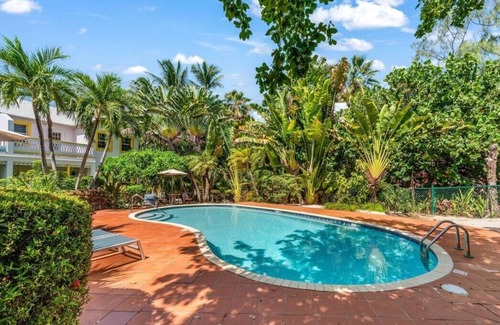 West Bay Hütte | Historic Boggy Sand Wood Cottage with Pool & Private Seven Mile Beach Access