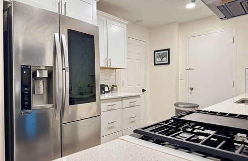 Downtown Atlanta Wohnung | 2B/1B Modern Downtown ATL Condo w 1 Free Parking!