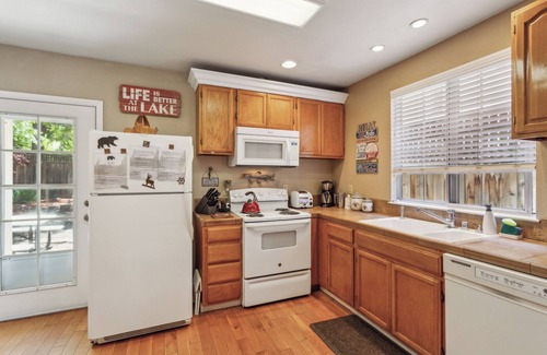 Mount Shasta Haus | Herbst * Sonntag - Donnerstag 99 $. 00 Lizenziert & Versichert. Im Stadtzentrum gelegenes Shasta Häuschen