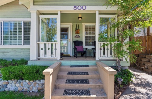 Mount Shasta Haus | Herbst * Sonntag - Donnerstag 99 $. 00 Lizenziert & Versichert. Im Stadtzentrum gelegenes Shasta Häuschen