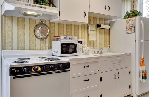 Delphi Wohnung | Historic Delphi Studio: Walk to Main St & Creek!