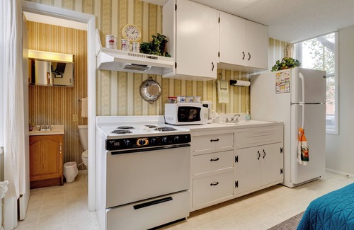 Delphi Wohnung | Historic Delphi Studio: Walk to Main St & Creek!