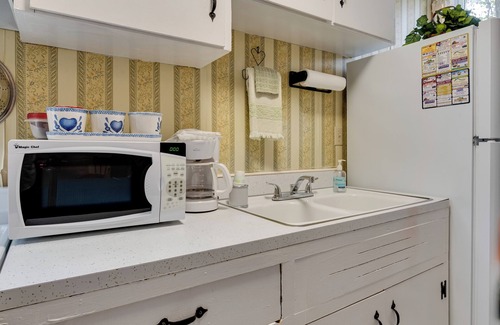 Delphi Wohnung | Historic Delphi Studio: Walk to Main St & Creek!