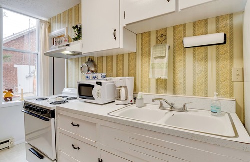 Delphi Wohnung | Historic Delphi Studio: Walk to Main St & Creek!