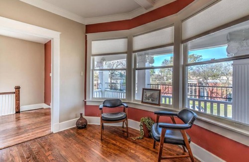 Central Midtown Wohnung | Historic Details with Modern Comforts in Midtown