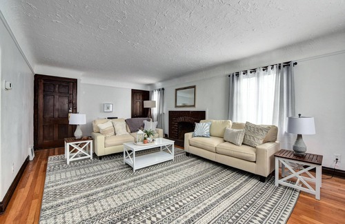 Shaker Heights Wohnung | Historic District 2BR on 2nd Floor near Cleveland Clinic ~ Safe & Quiet Area