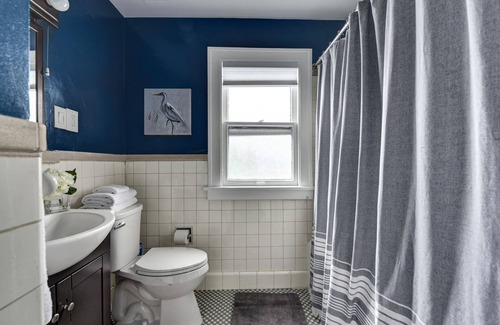 Shaker Heights Wohnung | Historic District 2BR on 2nd Floor near Cleveland Clinic ~ Safe & Quiet Area