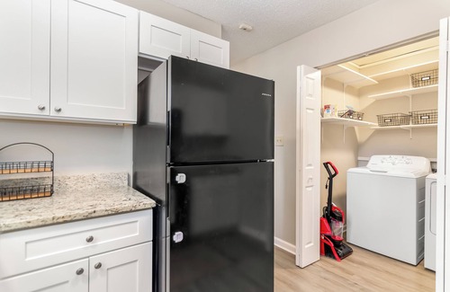 Woodstock Haus | Newly Renovated Townhome/Walking Distance to DT