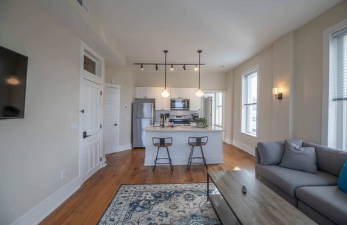 Floyd Wohnung | Historic Farmer's Supply- DT Floyd Corner Apt #202
