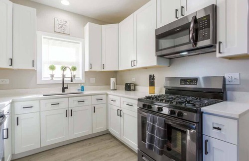 Joliet Wohnung | Historic Hideaway*King Bed*Remodeled* fast Wi-Fi