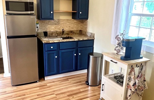 Laurel Wohnung | Historic Hilltop Guesthouse - Charming studio/cottage one block from downtown