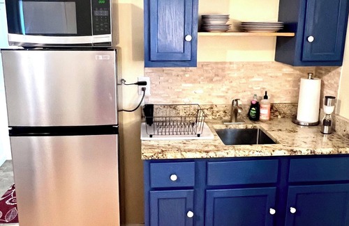 Laurel Wohnung | Historic Hilltop Guesthouse - Charming studio/cottage one block from downtown