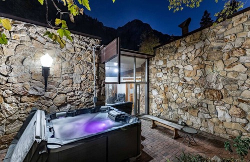 Snowbird Kabine | Historic Lodge located on Big Cottonwood River.