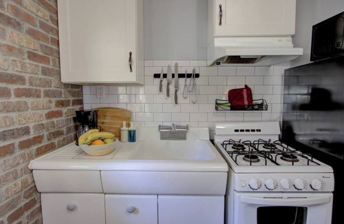 Midtown Wohnung | Classic woodwork & details in 1912 Colonial!