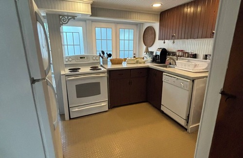 Fire Island Hütte | Historic quaint beach cozy 4-bedroom cottage in beautiful Cherry Grove