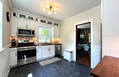 Kankakee Haus | Historic Sheridan House - Spacious and Stylish!