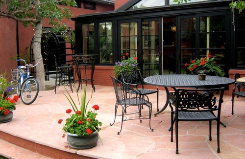 Cody Hotel | Historic Stay w/ Cozy Lounge, Beautiful Courtyard - Close to Trailhead