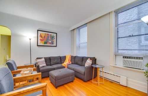 Oak Park Haus | Historic Townhome in Oak Park with Backyard!