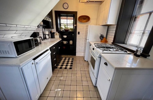 Tyrone Hütte | Historical cottage located in the heart of downtown (pet friendly)